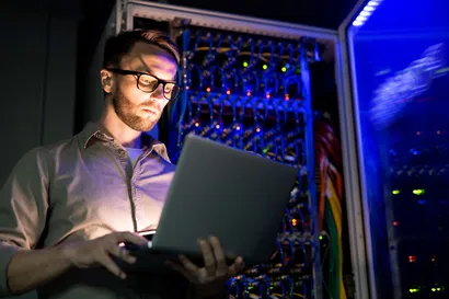 hombre frente a computadora revisando la fiabilidad de los métodos para evaluar el desempeño laboral